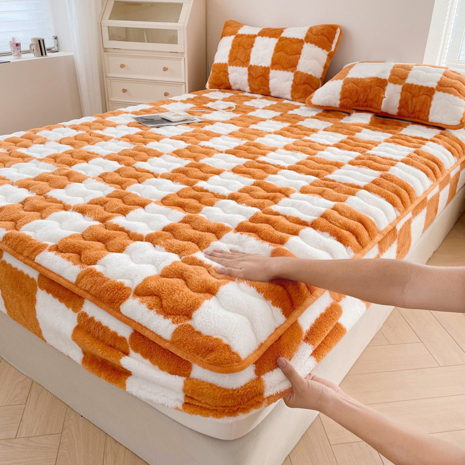 Milk Velvet Checkered Mattress Cover, Cow Flannel Fitted Sheet, Milk Velvet Bedding Sheets, Ultra Soft Fluffy Non-Slip Protective Cover for Bed Mattress (Black,47.2 * 78.7IN)