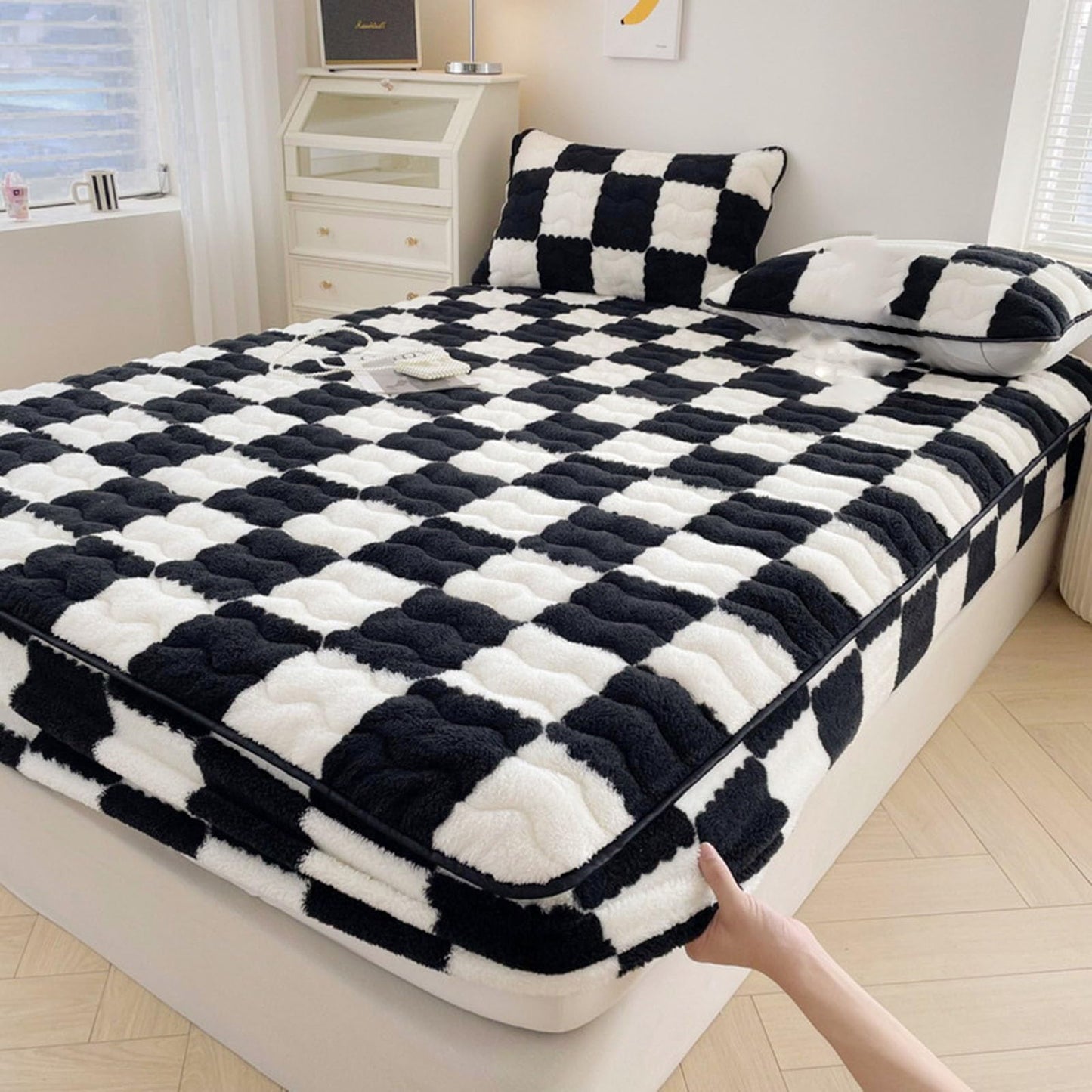 Milk Velvet Checkered Mattress Cover, Cow Flannel Fitted Sheet, Milk Velvet Bedding Sheets, Ultra Soft Fluffy Non-Slip Protective Cover for Bed Mattress (Black,47.2 * 78.7IN)