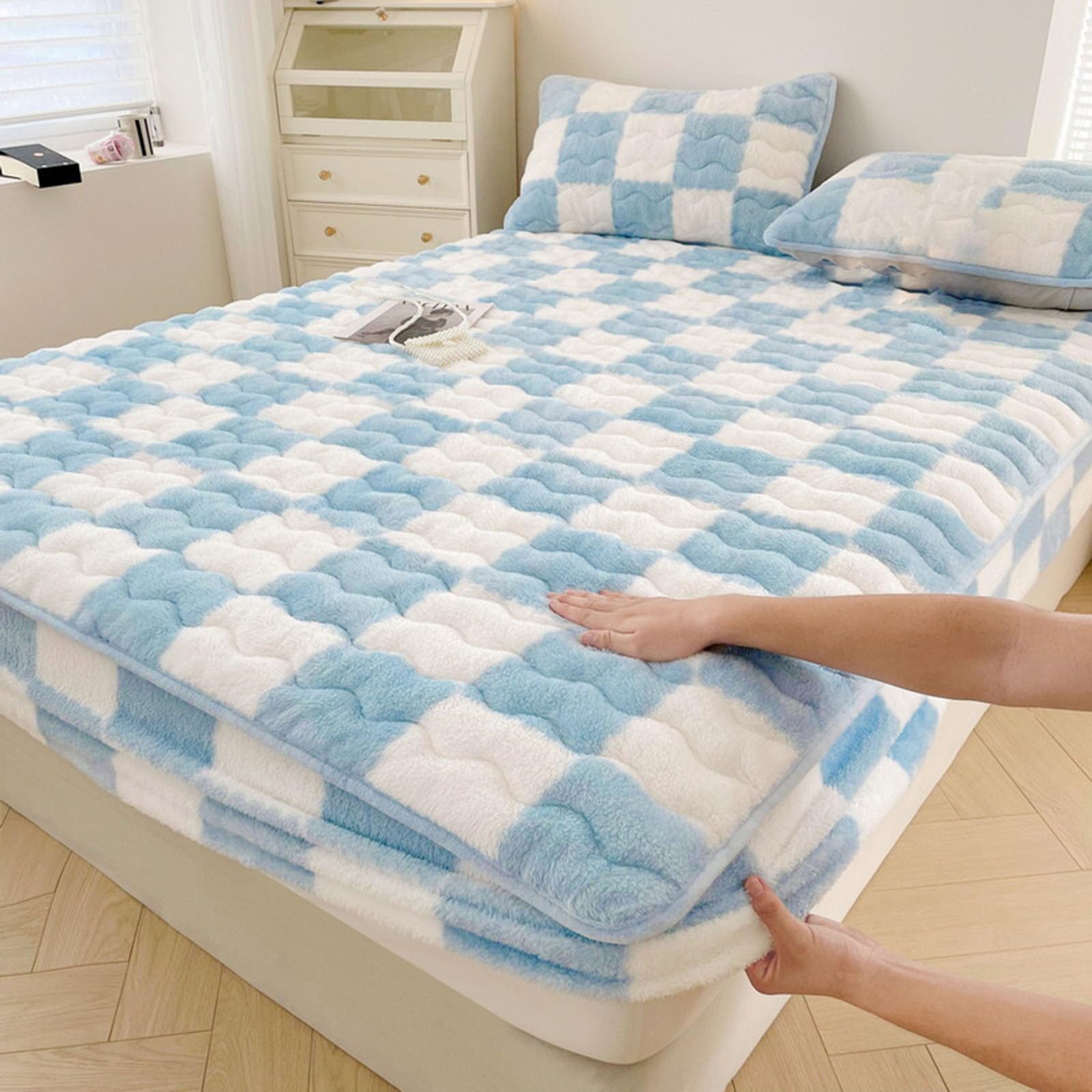 Milk Velvet Checkered Mattress Cover, Cow Flannel Fitted Sheet, Milk Velvet Bedding Sheets, Ultra Soft Fluffy Non-Slip Protective Cover for Bed Mattress (Black,47.2 * 78.7IN)