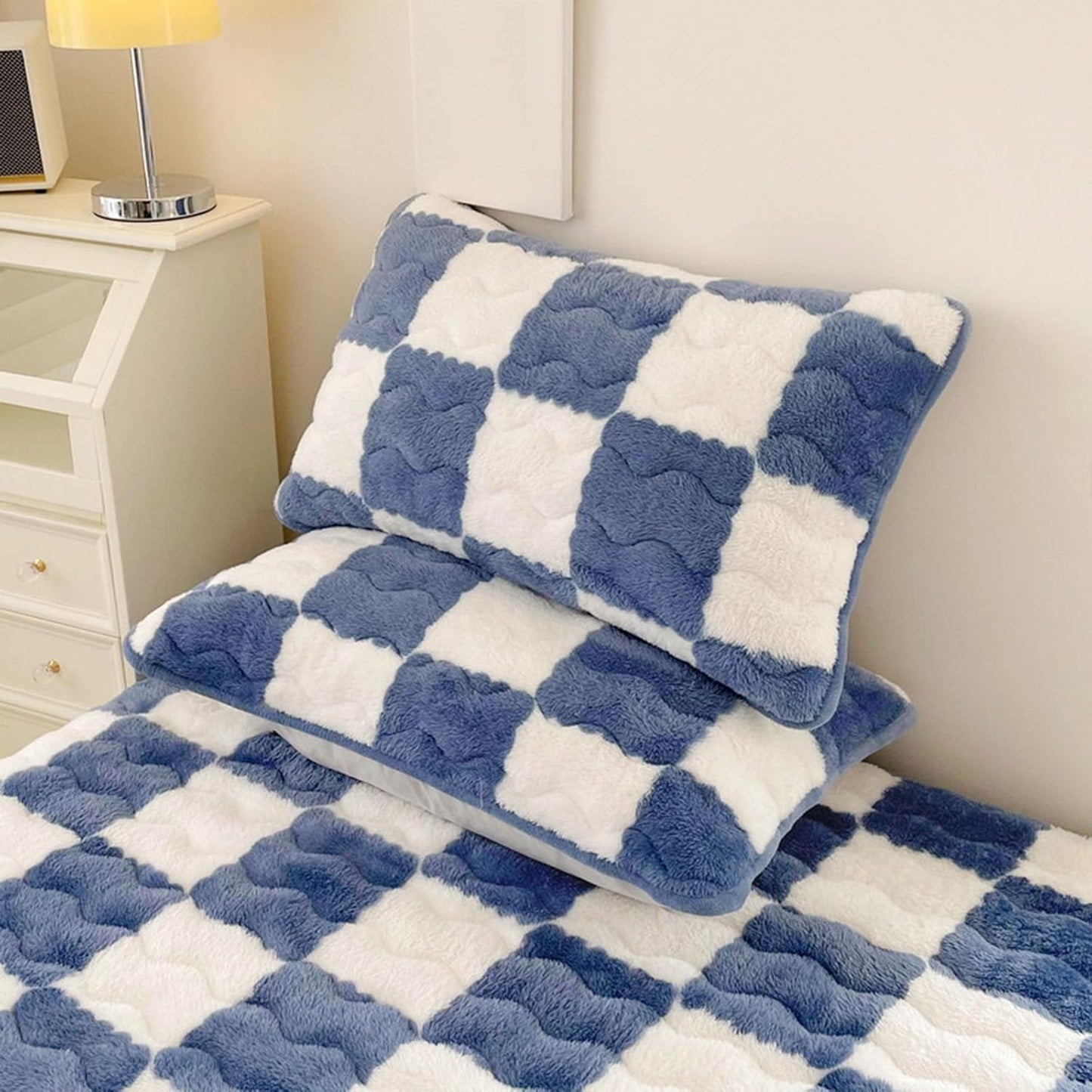 Milk Velvet Checkered Mattress Cover, Cow Flannel Fitted Sheet, Milk Velvet Bedding Sheets, Ultra Soft Fluffy Non-Slip Protective Cover for Bed Mattress (Black,47.2 * 78.7IN)