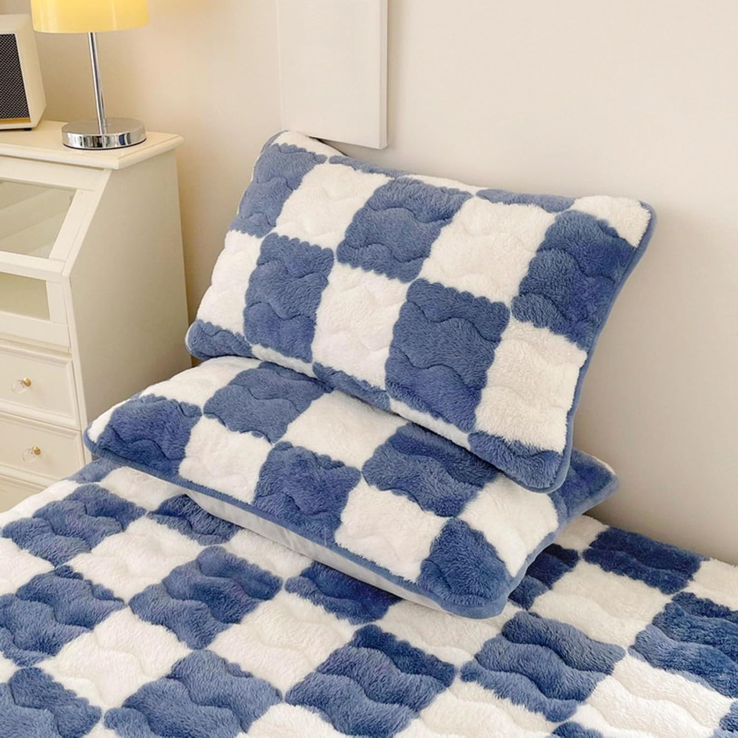 Milk Velvet Checkered Mattress Cover, Cow Flannel Fitted Sheet, Milk Velvet Bedding Sheets, Ultra Soft Fluffy Non-Slip Protective Cover for Bed Mattress (Black,47.2 * 78.7IN)