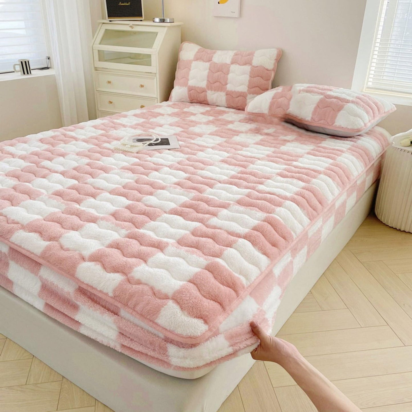 Milk Velvet Checkered Mattress Cover, Cow Flannel Fitted Sheet, Milk Velvet Bedding Sheets, Ultra Soft Fluffy Non-Slip Protective Cover for Bed Mattress (Black,47.2 * 78.7IN)