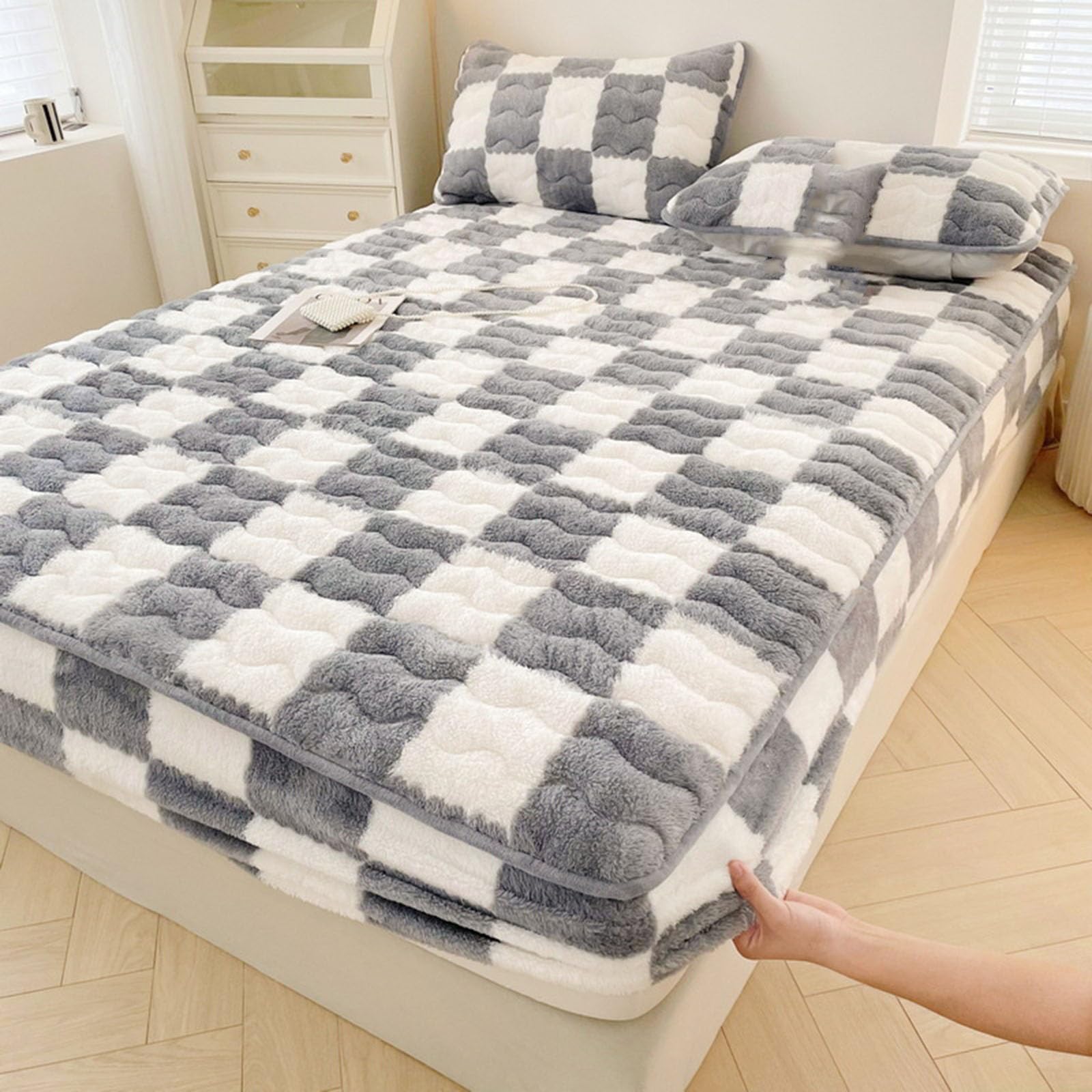 Milk Velvet Checkered Mattress Cover, Cow Flannel Fitted Sheet, Milk Velvet Bedding Sheets, Ultra Soft Fluffy Non-Slip Protective Cover for Bed Mattress (Black,47.2 * 78.7IN)