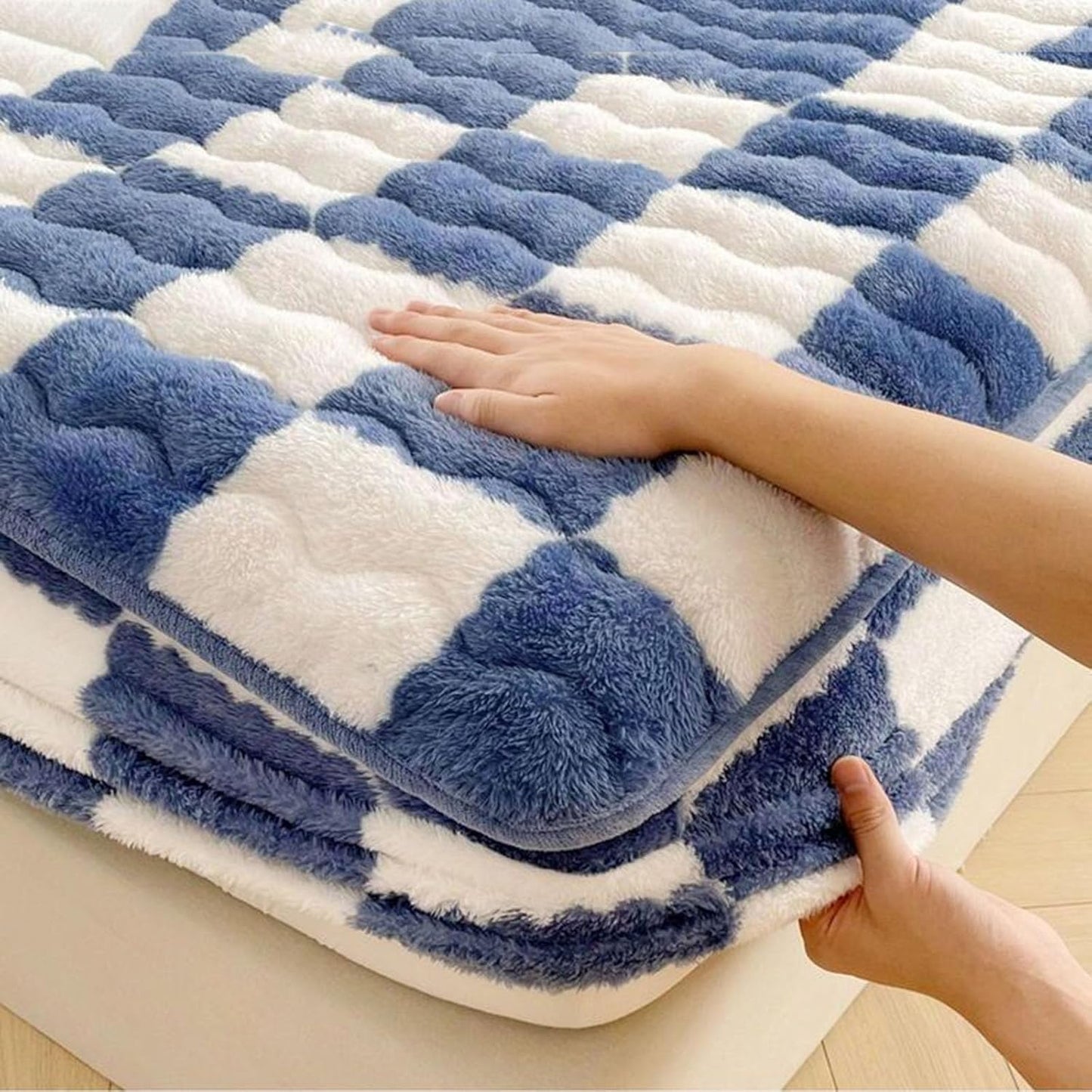 Milk Velvet Checkered Mattress Cover, Cow Flannel Fitted Sheet, Milk Velvet Bedding Sheets, Ultra Soft Fluffy Non-Slip Protective Cover for Bed Mattress (Black,47.2 * 78.7IN)