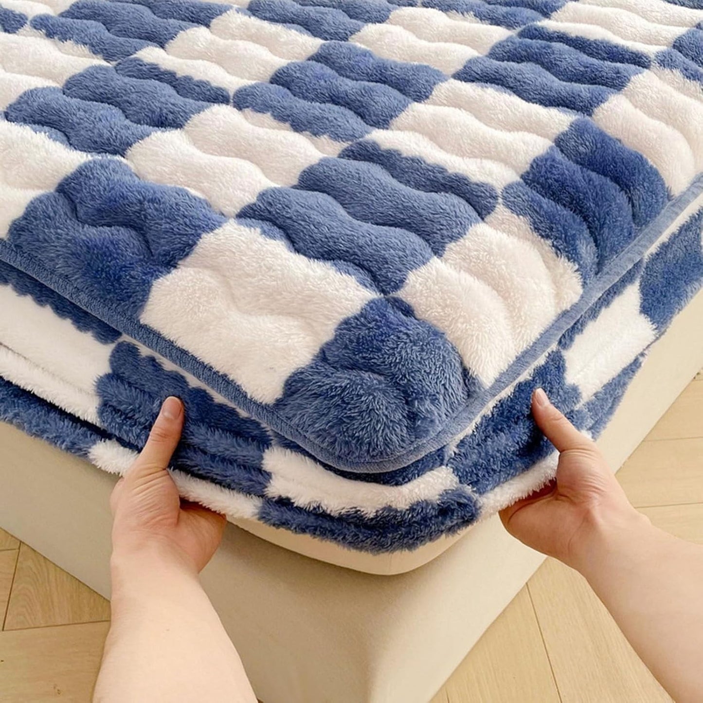 Milk Velvet Checkered Mattress Cover, Cow Flannel Fitted Sheet, Milk Velvet Bedding Sheets, Ultra Soft Fluffy Non-Slip Protective Cover for Bed Mattress (Black,47.2 * 78.7IN)